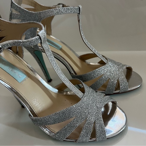 Betsey Johnson Shoes Silver Glitter T-Strap Heels | Color: Silver | Size: 7.5 - Picture 5 of 10